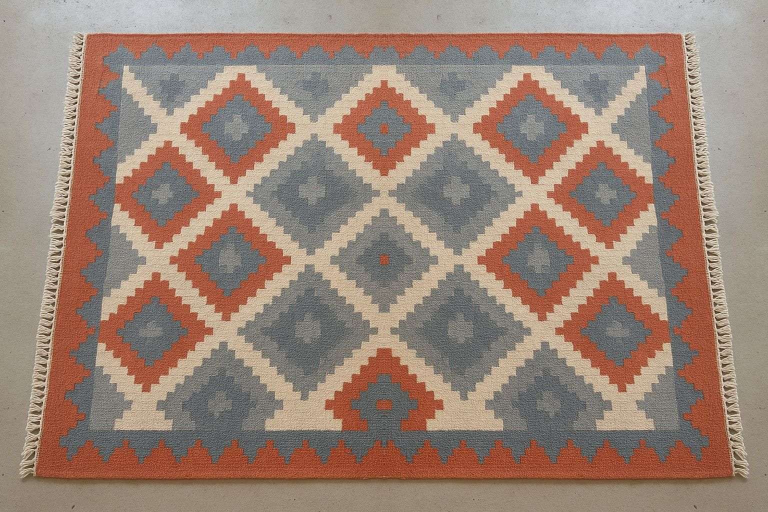 Posle pranja: vuneni tepih sa geometrijskim kilim dezenom