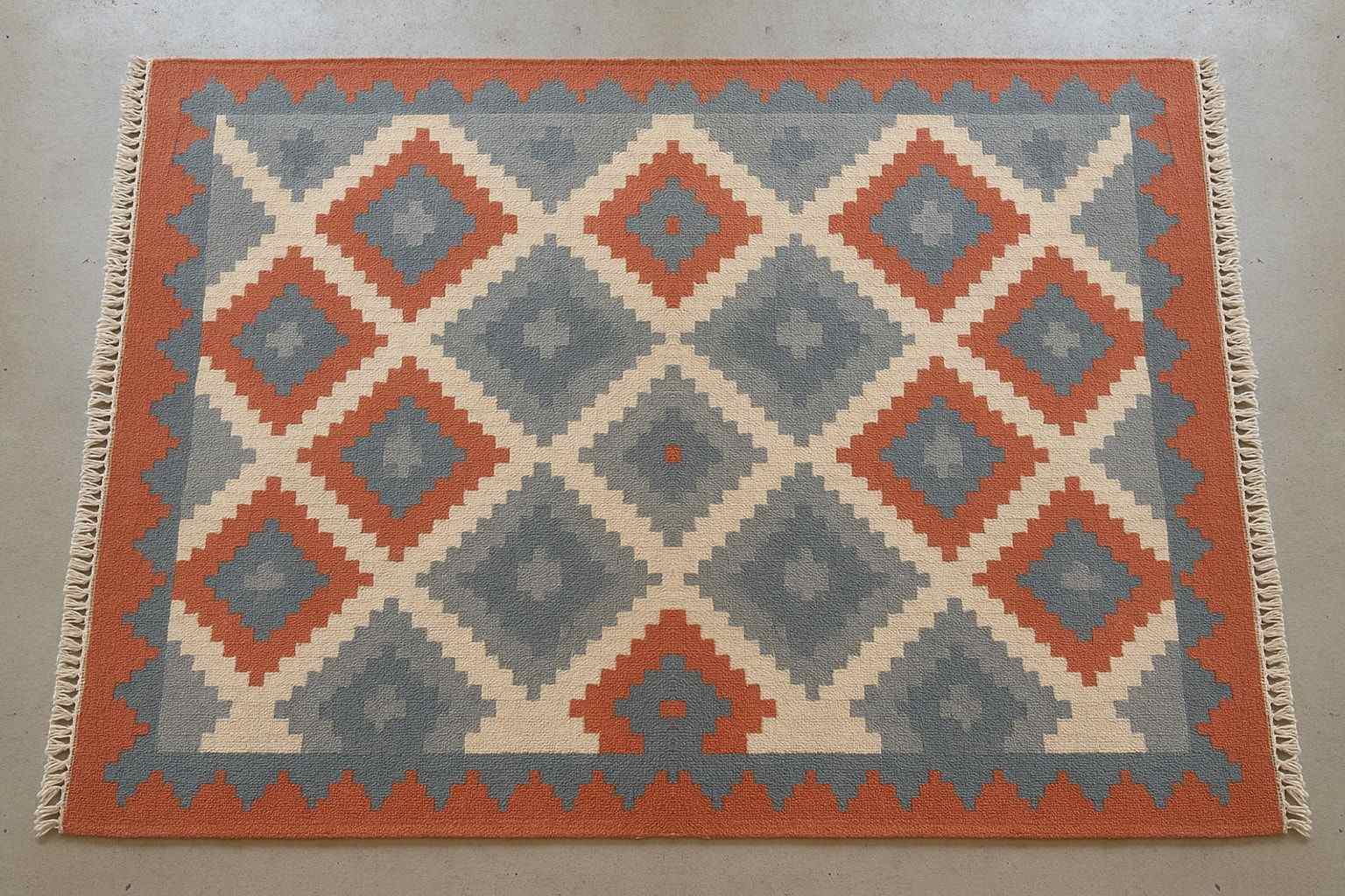 Posle pranja: vuneni tepih sa geometrijskim kilim dezenom