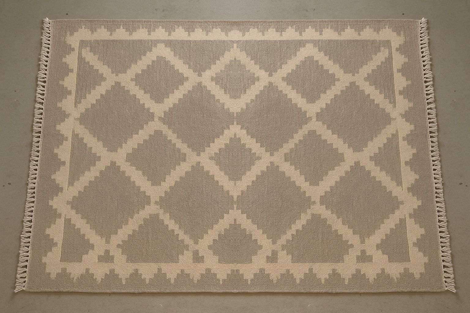 Pre pranja: vuneni tepih sa geometrijskim kilim dezenom