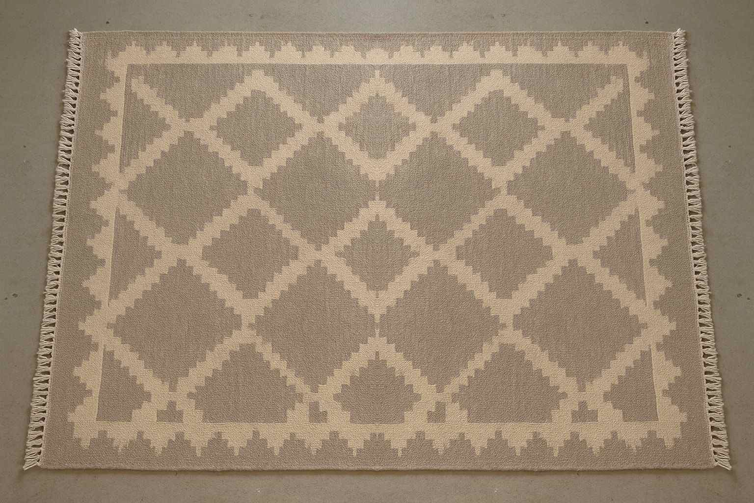 Pre pranja: vuneni tepih sa geometrijskim kilim dezenom